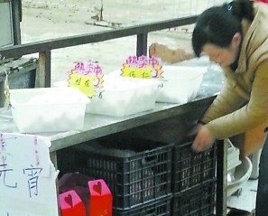 暗訪元宵生產黑作坊 色素拌香精包出芝麻餡