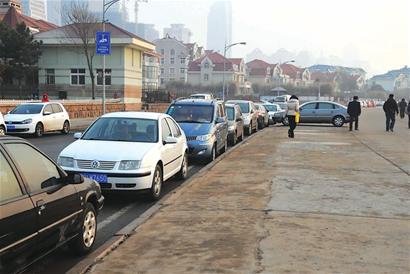 澳門路自發停車場擠占濱海道 上班族無奈漂泊