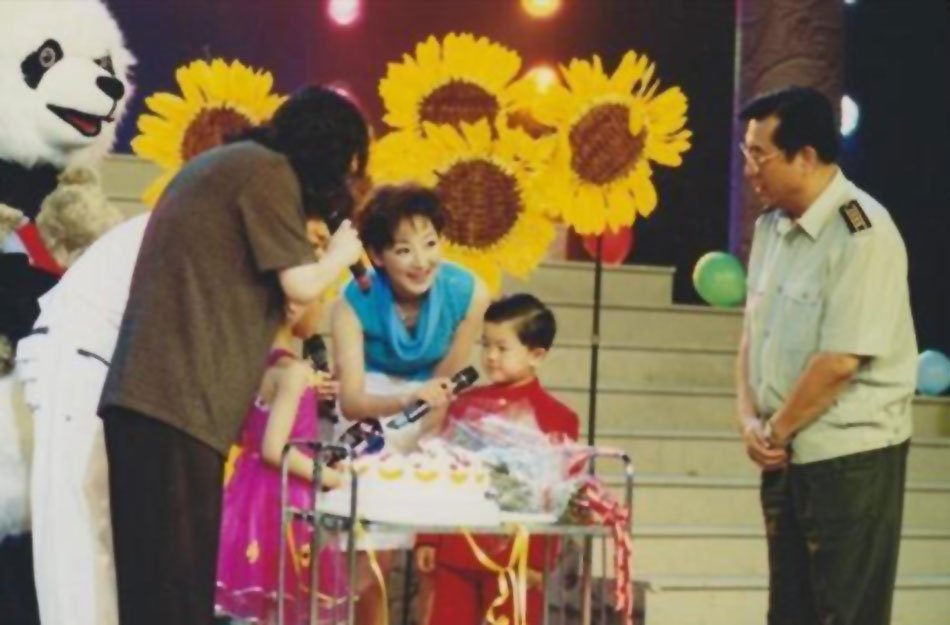 李雙江之子李天一成長全紀(jì)錄：媽媽夢(mèng)鴿蹲地為其換衣