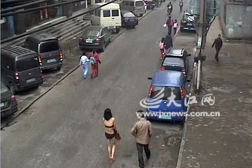 男子一直“監視”著女子