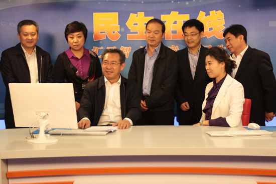 青島市市南區(qū)區(qū)長華玉松與網民在線交流 （攝影 周琦）