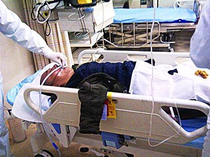 老漢上天橋酒后吞農藥 喝光一瓶半敵敵畏