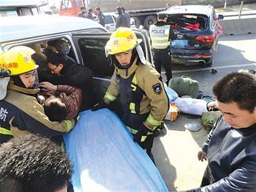 微面硬闖迎親車隊 百萬奧迪Q7破相 微面硬闖迎親車隊 百萬奧迪Q7破相