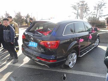 微面硬闖迎親車隊 微面硬闖迎親車隊