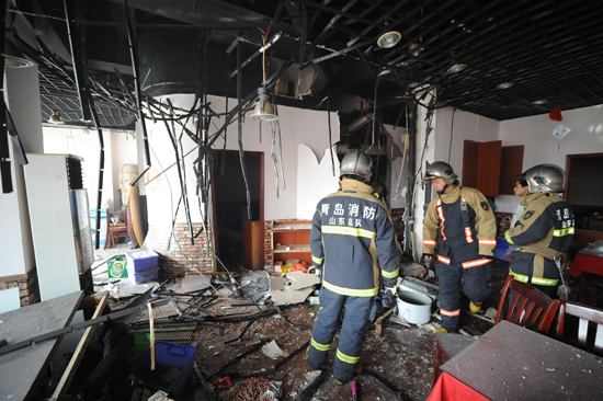 首發:安陽路一飯店液化氣爆炸 行人被掀翻