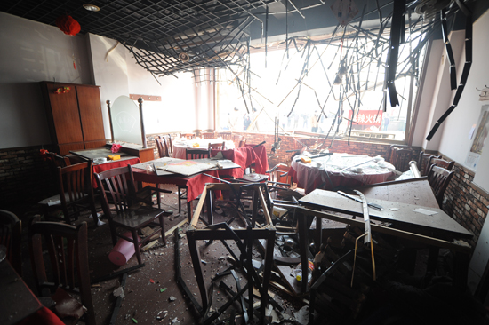 首發:安陽路一飯店液化氣爆炸 行人被掀翻