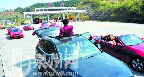 福建現(xiàn)最拉風迎親隊：9部豪車接新娘 嫁妝過億