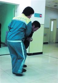 撞傷環(huán)衛(wèi)工人肇事司機(jī)跑了 撞傷環(huán)衛(wèi)工人肇事司機(jī)跑了