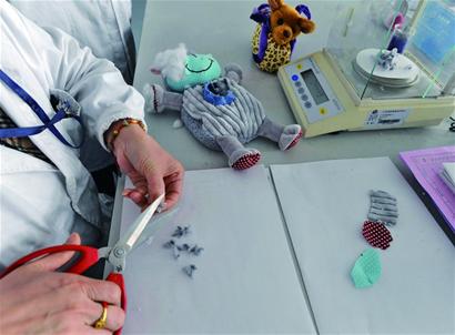 把關玩具 先“大卸八塊” 把關玩具 先“大卸八塊”