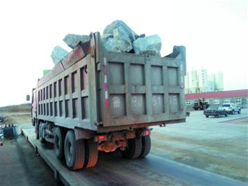 超載大貨轉戰郊區 被查車主稱不超不掙錢落淚