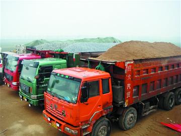 超載大貨轉戰郊區 被查車主稱不超不掙錢落淚