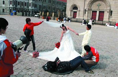 青島海誓山盟聲名遠播 10萬外地人來拍婚紗照 青島海誓山盟聲名遠播 10萬外地人來拍婚紗照