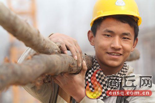 “二樓都是煙，烤得哪地方都發燙，我沒管恁多，也不知道哪來恁大的勁，上去抱起了孕婦，把她送到了窗戶下面。”——救人者張綠峰