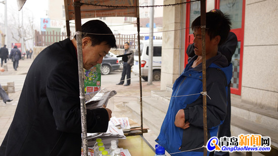 零錢哥亮亮報攤開業 姑娘投200元買份愛心報 零錢哥亮亮報攤開業 姑娘投200元買份愛心報