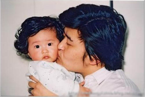 劉歡妻女罕見私房照 21歲女兒劉熠思金發潮人范