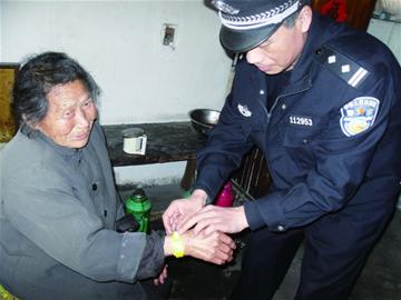 七旬走失老太回家 黃手環上崗第一天就立功
