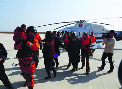 漁船進水2歲男童被裝進包吊上直升機