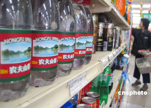 最近，農夫山泉“有點煩”，在不到20天的時間里，農夫山泉先后被曝出喝出黑色不明物、棕色漂浮物以及“水源地垃圾圍城”等消息。