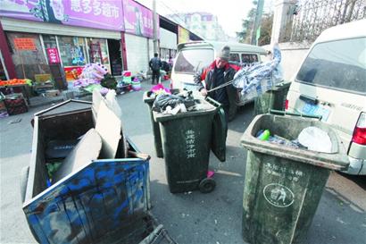 投垃圾竅門:右側為廚余桶 投垃圾竅門:右側為廚余桶