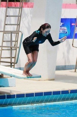 張柏芝跳水證真胸 周秀娜拒上節目惹整容疑云