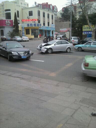 延安三路4車連撞引發交通擁堵