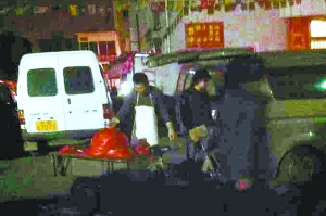 攤主將成品裝車，運往岳各莊。攝于17日凌晨4時40分