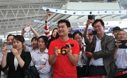 青島機場空姐上演制服秀 現場派送玫瑰