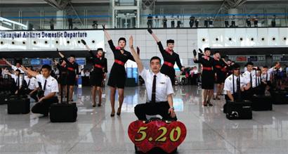 青島機場空姐上演制服秀 現場派送玫瑰